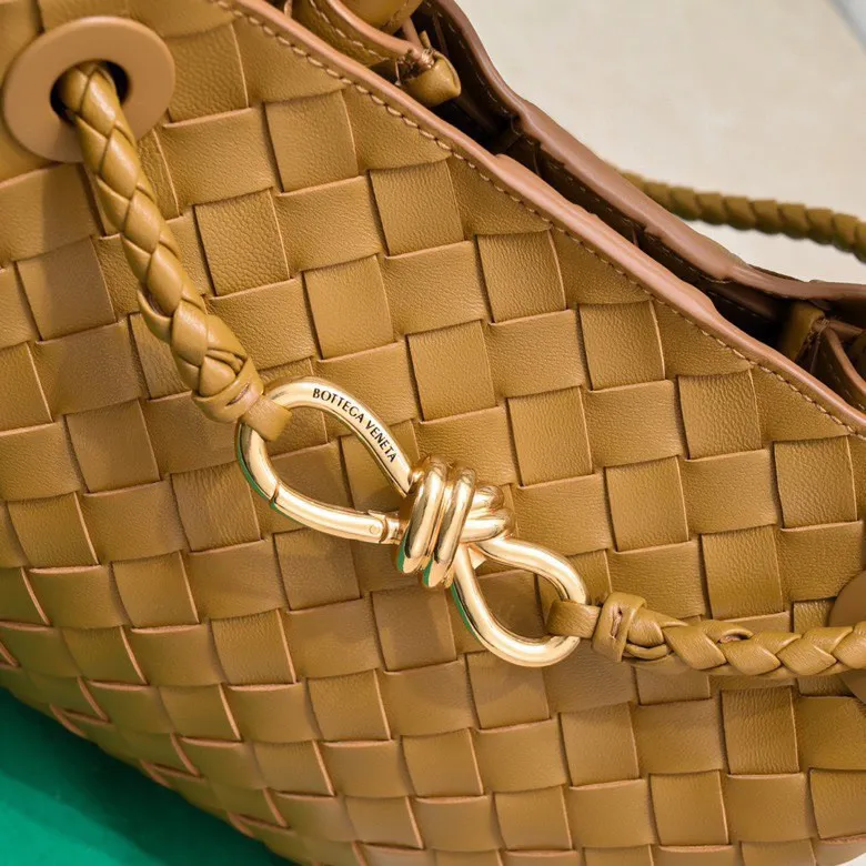 Batch 1860 B's 2023 spring and summer new model continues the brand's woven style with detailed metal knot switch buckles. This time, the shoulder straps are also made into tube weaves, showing different craftsmanship. The carrying method is versatile to create more different looks. Intrecciato woven leather small handbag, equipped with sliding crossbody strap. Internal compartments, including 1 zipper pocket and 2 open pockets with magnetic buckle closure. Size: 25*20*10.5cm, model: 7463#